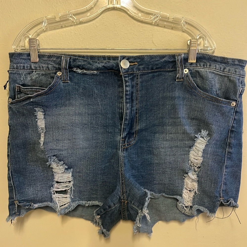 FOREVER 21 Plus Size distressed denim jean shorts